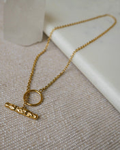 Load image into Gallery viewer, gold plated brass minimal lariat style chain necklace with hammered gold metal bar

