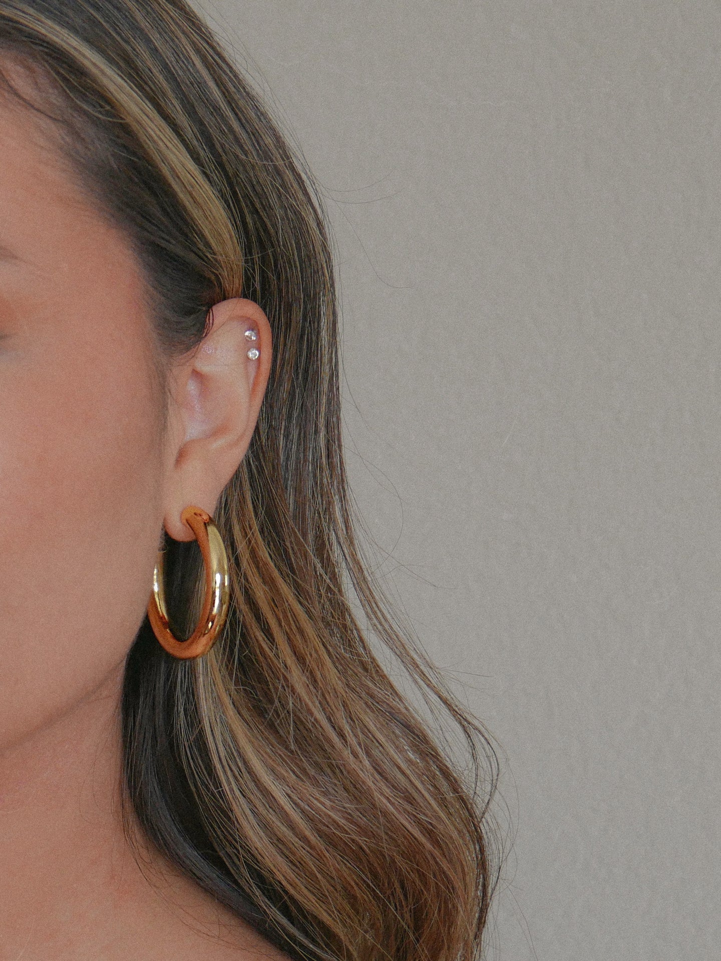 CHUNKY GOLD HOOP EARRINGS  ALMA – AMORIANA JEWELRY