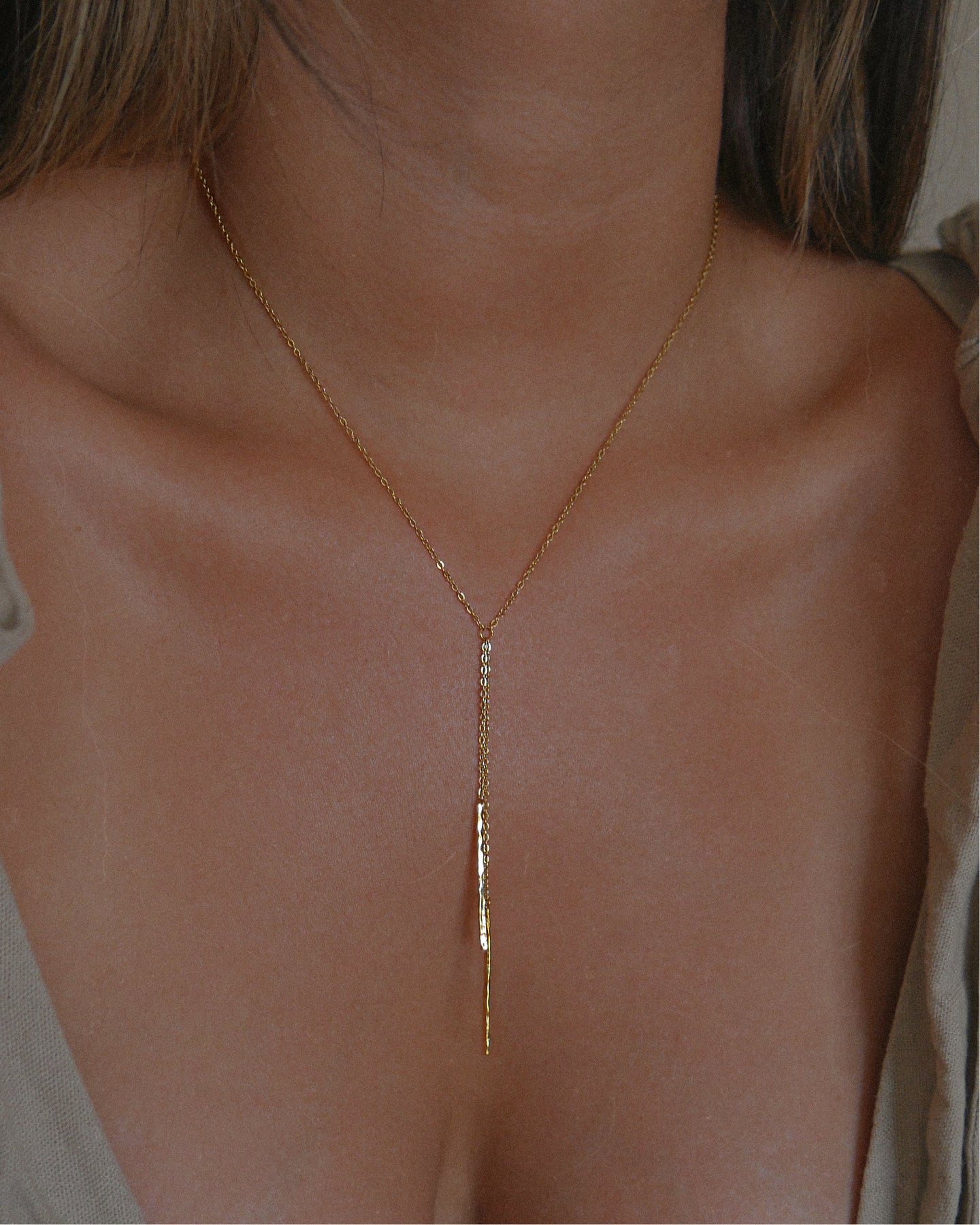dainty thin minimalist lariat style necklace with hammered metal bar pendants