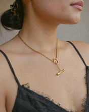 Load image into Gallery viewer, gold plated brass minimal lariat style chain necklace with hammered gold metal bar
